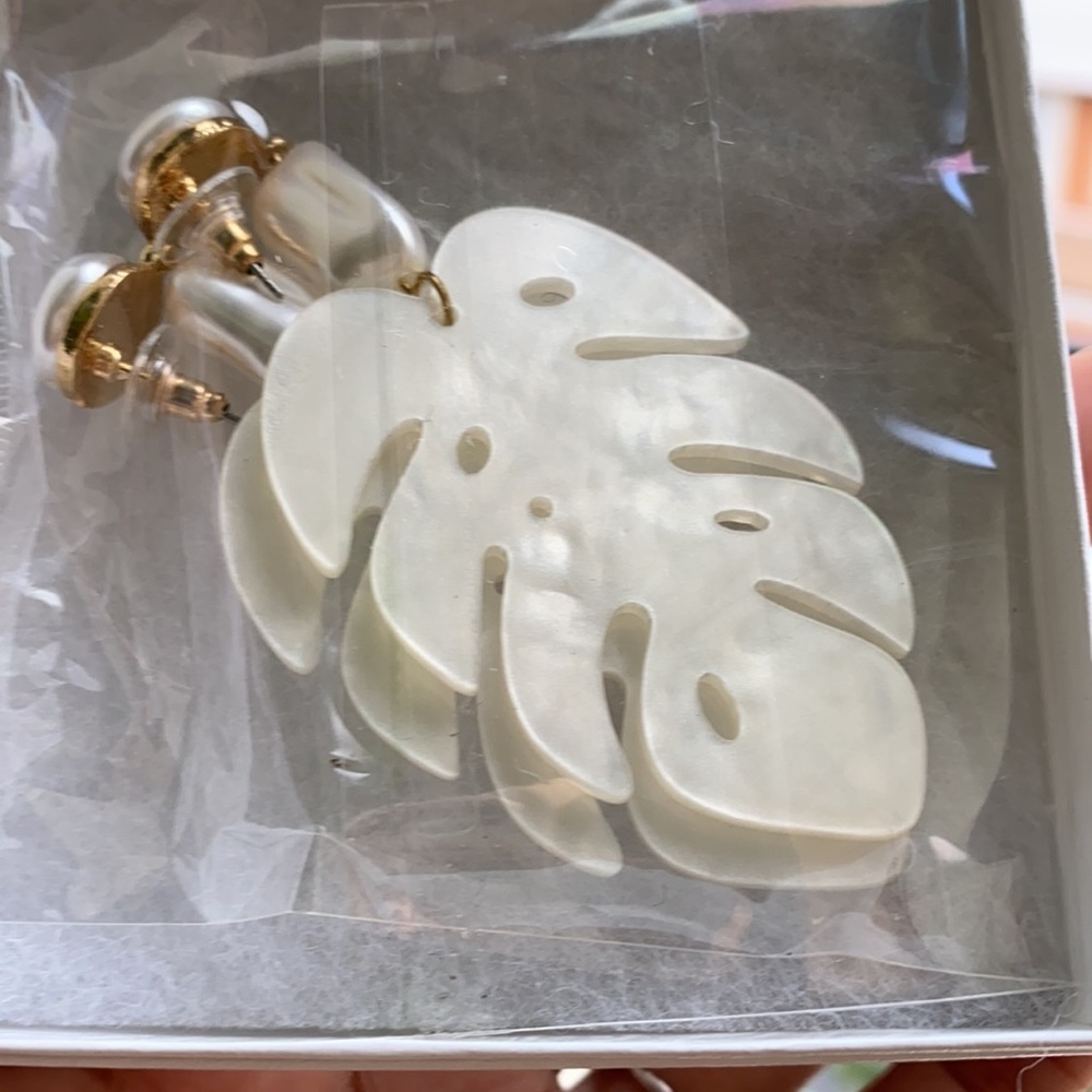 Monstera Chandelier Earring, White